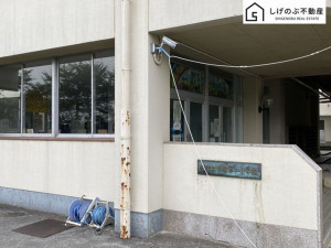 甲賀市甲南町新治、中古一戸建ての小学校画像です