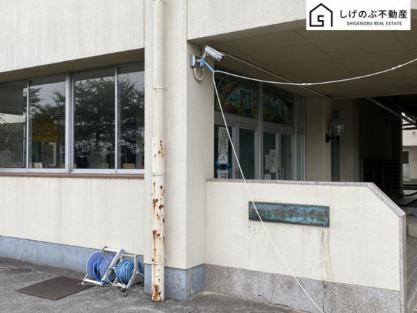 甲賀市甲南町新治、中古一戸建ての小学校画像です