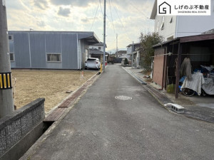 甲賀市水口町新町、土地の前面道路を含む現地写真画像です