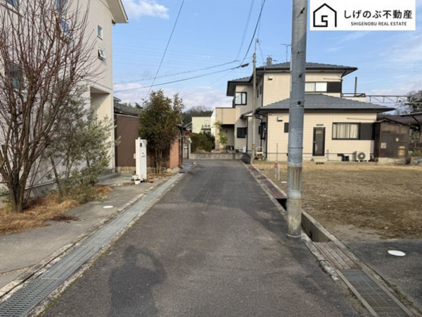 甲賀市水口町新町、土地の前面道路を含む現地写真画像です