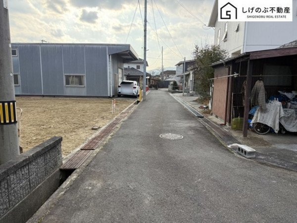 甲賀市水口町新町、土地の前面道路を含む現地写真画像です