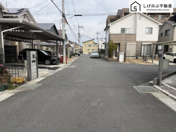 栗東市小平井、中古一戸建ての前面道路を含む現地写真画像です
