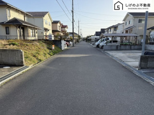 甲賀市水口町山、土地の前面道路を含む現地写真画像です