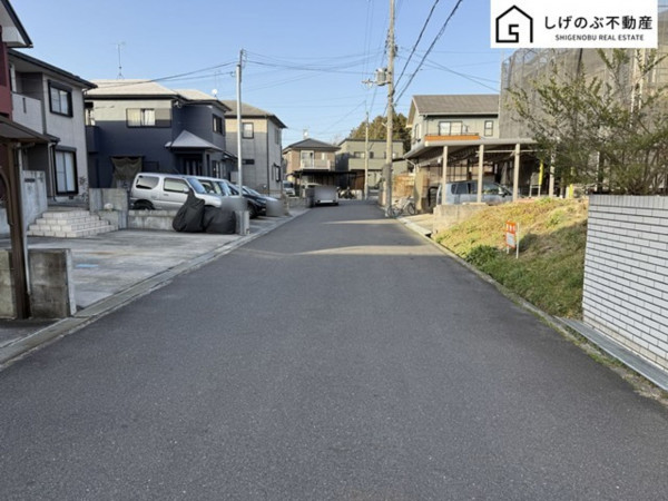 甲賀市水口町山、土地の前面道路を含む現地写真画像です