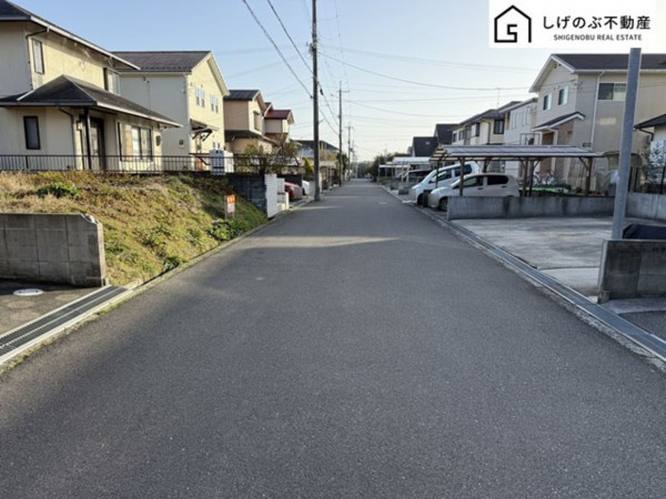 甲賀市水口町山、土地の前面道路を含む現地写真画像です