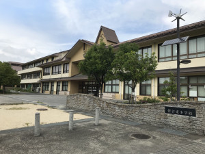 甲賀市水口町山、土地の小学校画像です