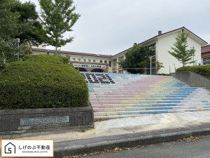 甲賀市甲南町希望ケ丘本町、中古一戸建ての小学校画像です