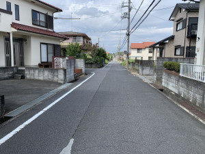 甲賀市甲南町希望ケ丘本町、中古一戸建ての前面道路を含む現地写真画像です