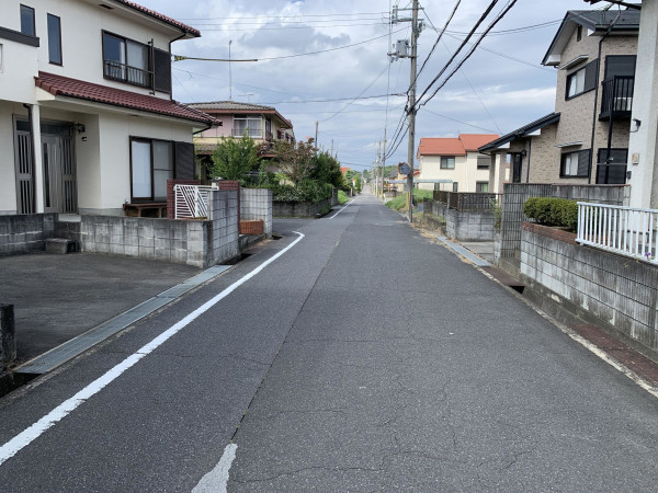 甲賀市甲南町希望ケ丘本町、中古一戸建ての前面道路を含む現地写真画像です