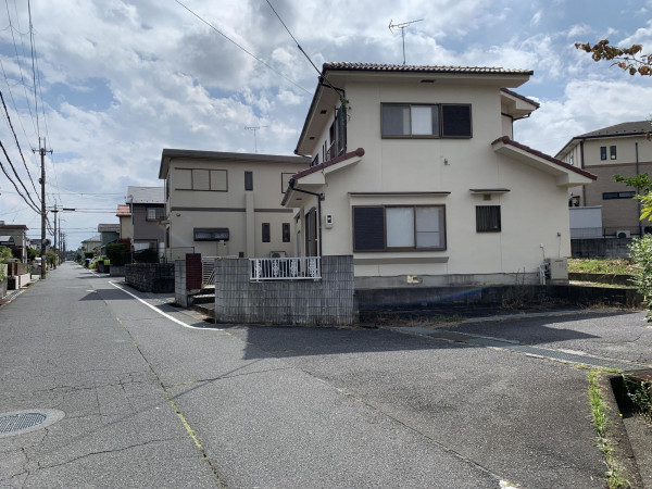 甲賀市甲南町希望ケ丘本町、中古一戸建ての前面道路を含む現地写真画像です