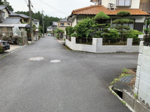 甲賀市甲南町新治、中古一戸建ての前面道路を含む現地写真画像です