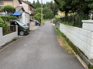 甲賀市甲南町新治、中古一戸建ての前面道路を含む現地写真画像です