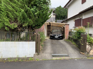 甲賀市甲南町新治、中古一戸建ての駐車場画像です