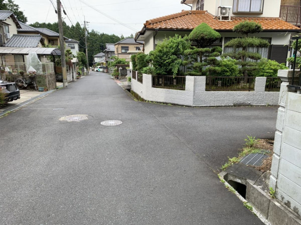 甲賀市甲南町新治、中古一戸建ての前面道路を含む現地写真画像です