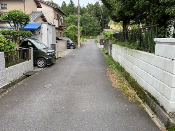 甲賀市甲南町新治、中古一戸建ての前面道路を含む現地写真画像です