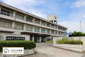 湖南市岩根、中古一戸建ての小学校画像です