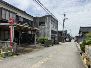 下新川郡朝日町平柳、中古一戸建ての前面道路を含む現地写真画像です
