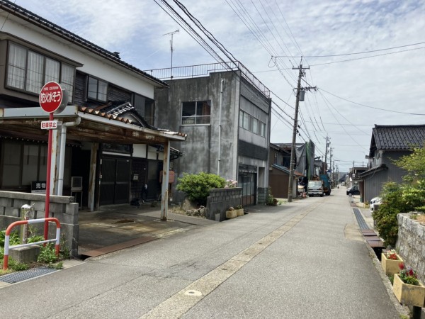 下新川郡朝日町平柳、中古一戸建ての前面道路を含む現地写真画像です