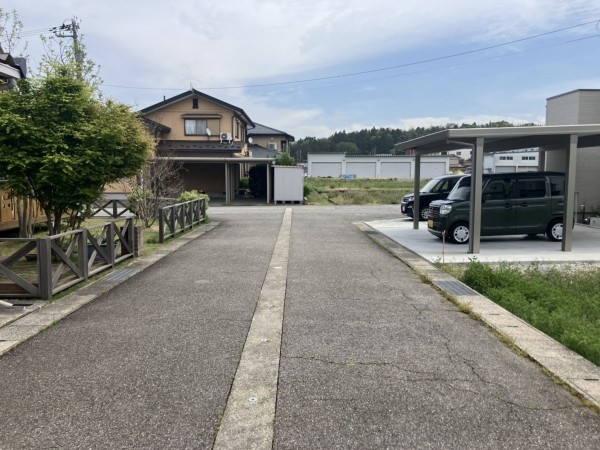 富山市高内、土地の前面道路を含む現地写真画像です