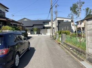富山市ひよどり南台、中古一戸建ての前面道路を含む現地写真画像です
