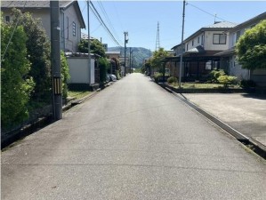 富山市ひよどり南台、中古一戸建ての前面道路を含む現地写真画像です