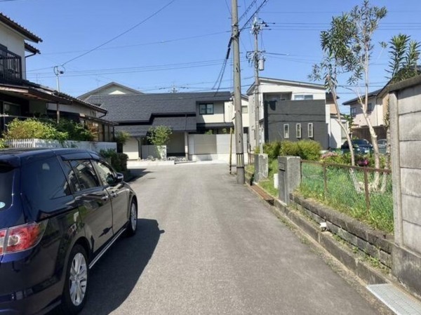 富山市ひよどり南台、中古一戸建ての前面道路を含む現地写真画像です