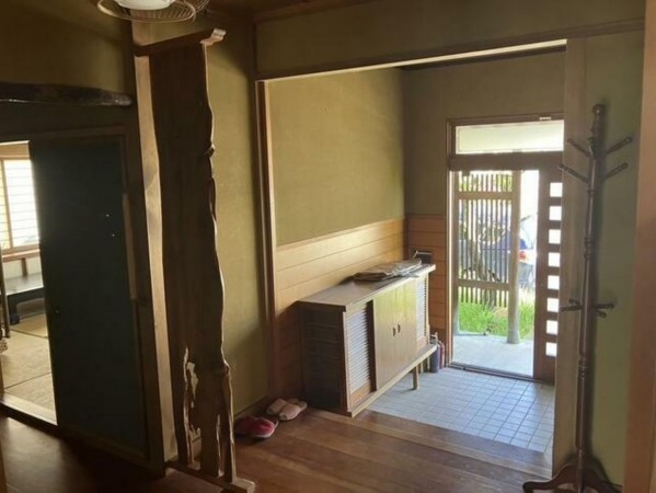 富山市ひよどり南台、中古一戸建ての玄関画像です