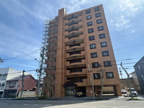 富山市東田地方町、マンションの外観画像です