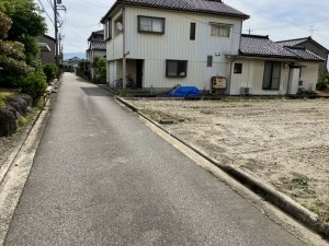 富山市水橋開発町、土地の前面道路を含む現地写真画像です