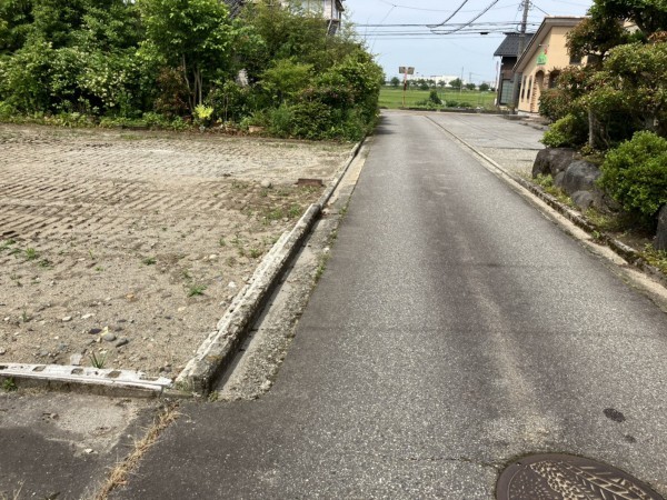 富山市水橋開発町、土地の前面道路を含む現地写真画像です