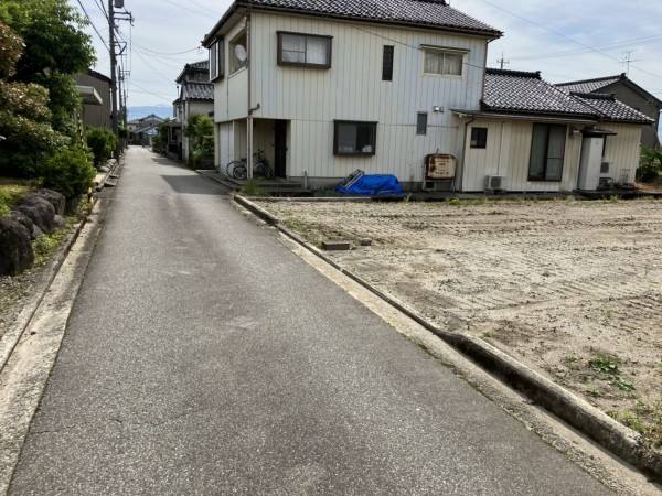 富山市水橋開発町、土地の前面道路を含む現地写真画像です