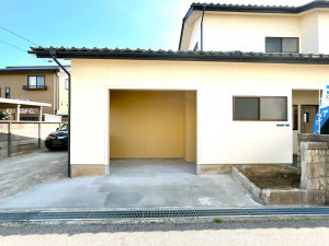 富山市四ツ葉町、中古一戸建ての駐車場画像です