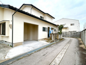 富山市四ツ葉町、中古一戸建ての前面道路を含む現地写真画像です