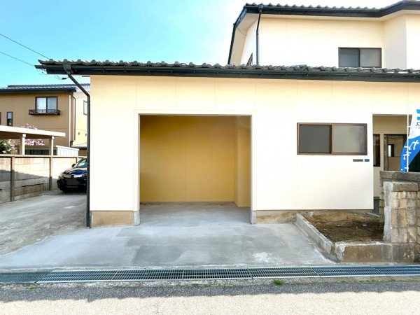 富山市四ツ葉町、中古一戸建ての駐車場画像です