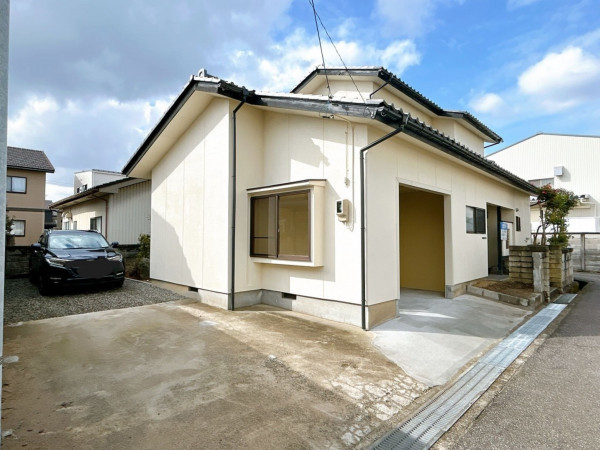 富山市四ツ葉町、中古一戸建ての外観画像です