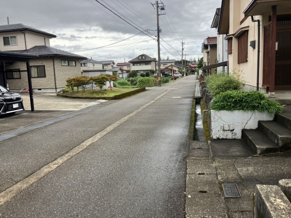 富山市赤田、中古一戸建ての前面道路を含む現地写真画像です