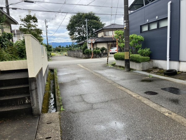 富山市赤田、中古一戸建ての前面道路を含む現地写真画像です