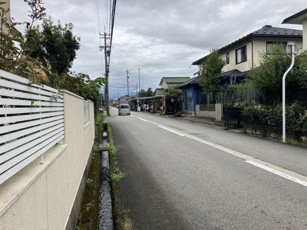 富山市赤田、中古一戸建ての前面道路を含む現地写真画像です
