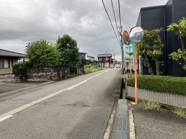 富山市赤田、中古一戸建ての前面道路を含む現地写真画像です