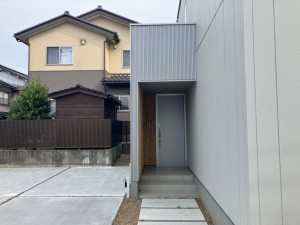 富山市呉羽町、中古一戸建ての玄関画像です