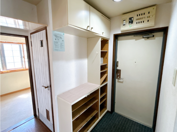 富山市東田地方町、マンションの玄関画像です