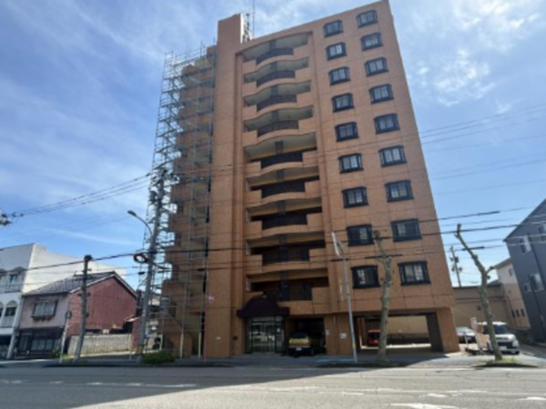 富山市東田地方町、マンションの外観画像です
