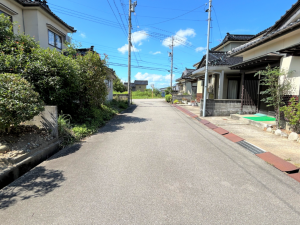 富山市婦中町島田、中古一戸建ての前面道路を含む現地写真画像です