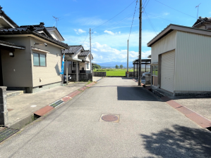 富山市婦中町島田、中古一戸建ての前面道路を含む現地写真画像です