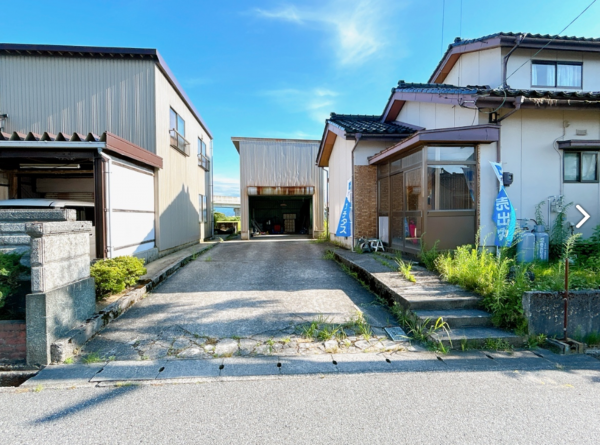 滑川市宮窪、中古一戸建ての駐車場画像です