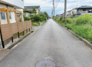 富山市新庄町、中古一戸建ての前面道路を含む現地写真画像です