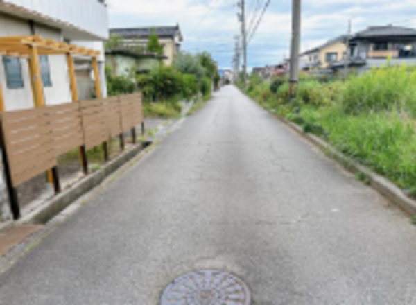 富山市新庄町、中古一戸建ての前面道路を含む現地写真画像です