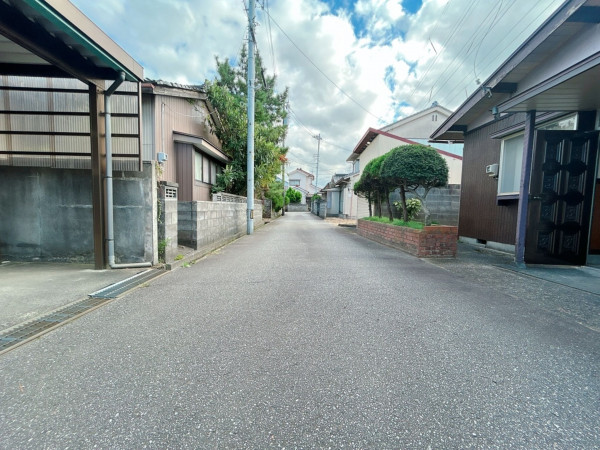 富山市町村、中古一戸建ての前面道路を含む現地写真画像です