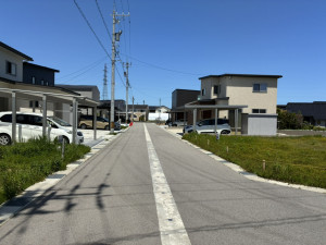 富山市米田町、土地の前面道路を含む現地写真画像です