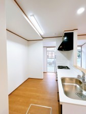 富山市月岡町、中古一戸建てのキッチン画像です